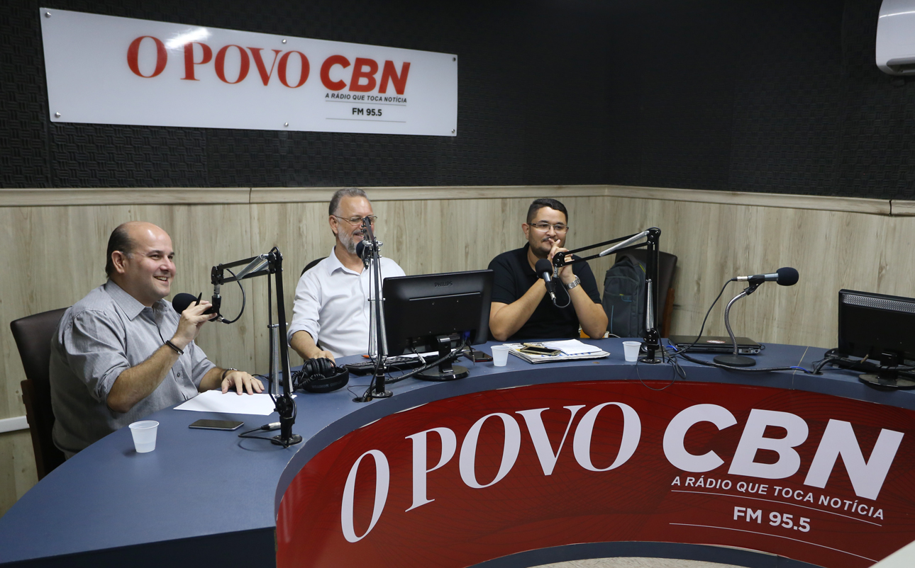 prefeito roberto cláudio dá entrevista em estúdio de rádio